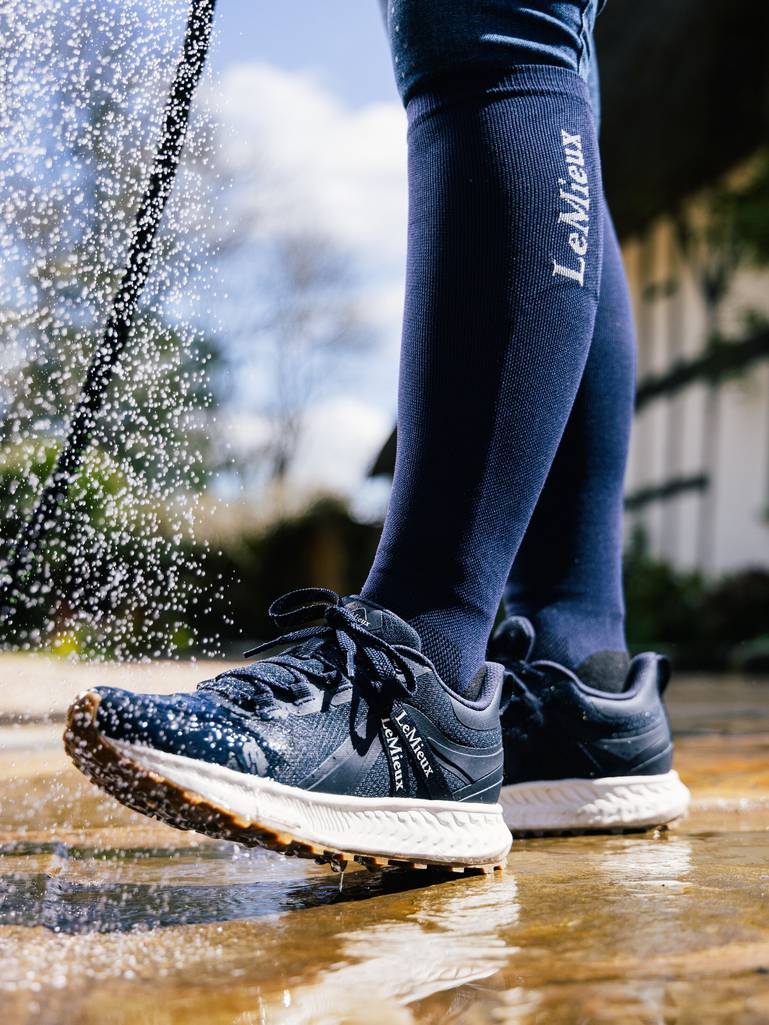 it04748_lifestyle_traxwaterprooftrainers_navy_11