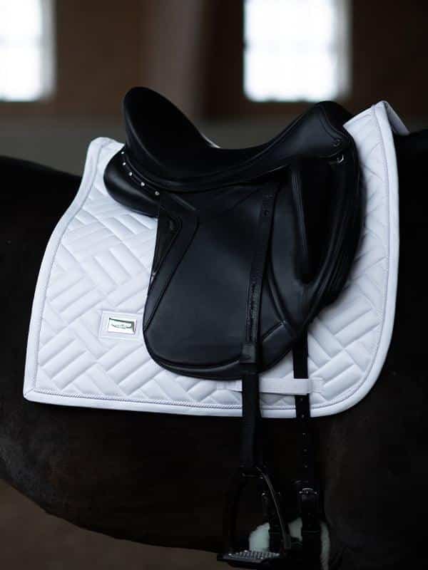 white-dressage-saddle-pad-dressyrschabrak-dressurschabracke-dressuur-zadeldekje-on2-1