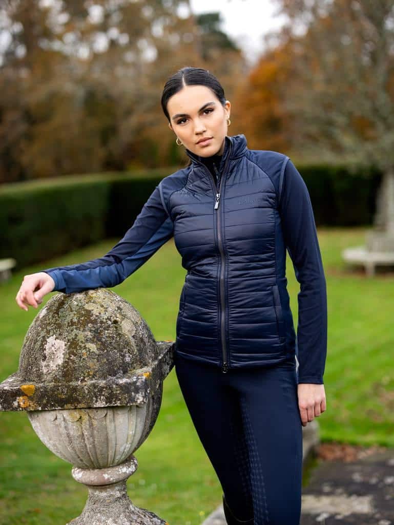 it05111_lifestyle_juliettegilet_navy_1