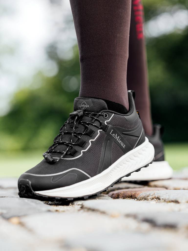 it05392_lifestyle_trax2waterprooftrainer_black_6