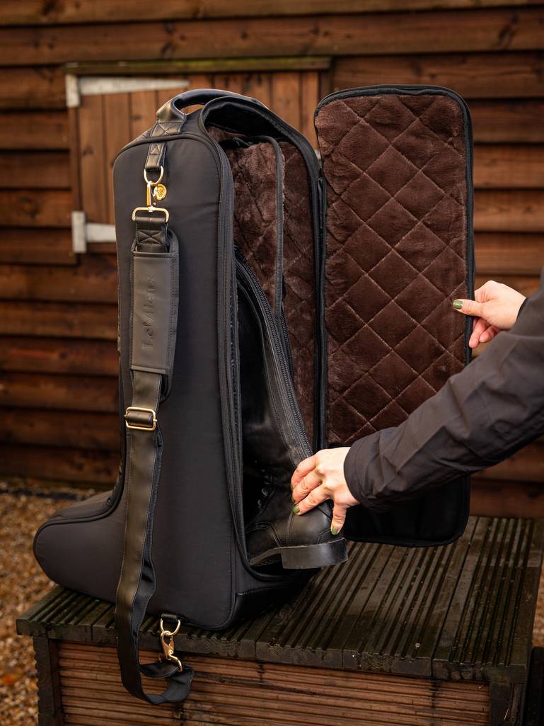 it04964_lifestyle_luxebootbag_black_03