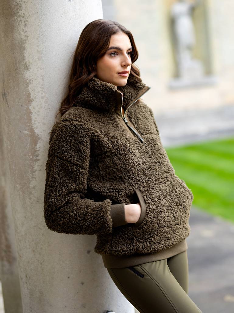 it05087_lifestyle_tarateddyfleece_alpine_1