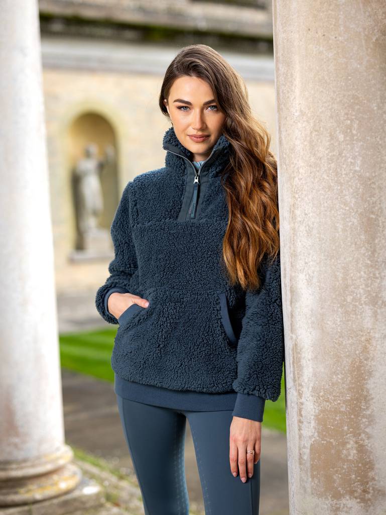 it05089_lifestyle_tarateddyfleece_petrol_9