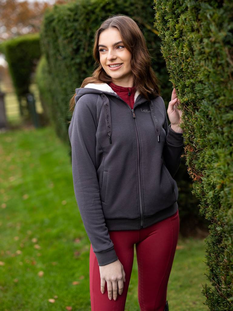it05093_lifestyle_leialinedhoodie_cinder_4