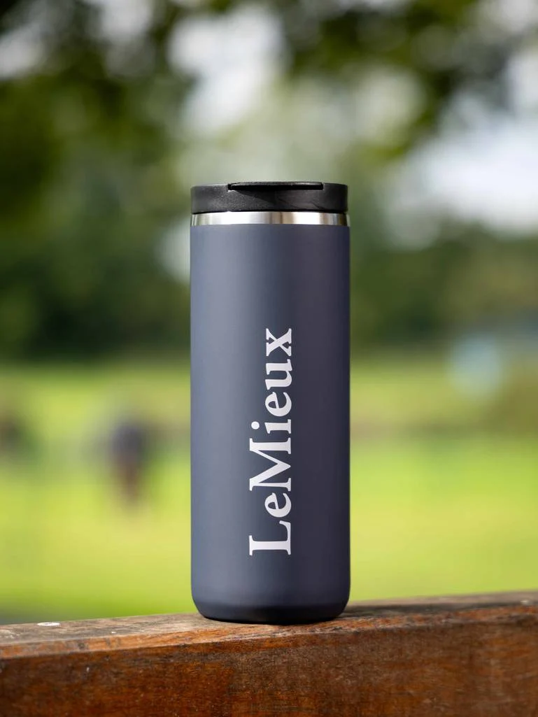 it05232_lifestyle_travelcup_navy_1