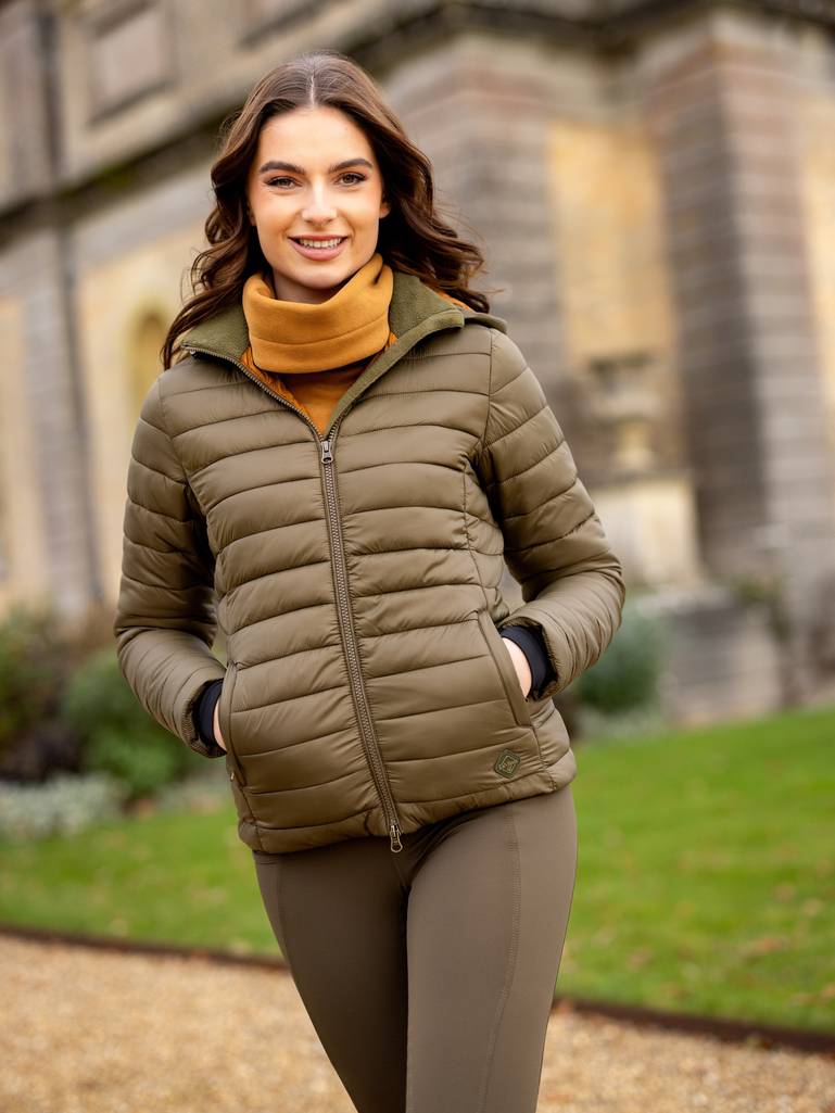 it05336_lifestyle_tillyhoodedpufferjacket_alpine_31