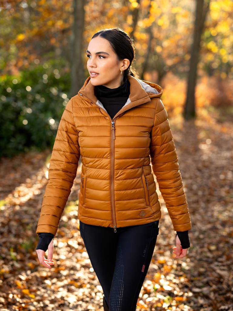 it05337_lifestyle_tillyhoodedpufferjacket_ginger_6