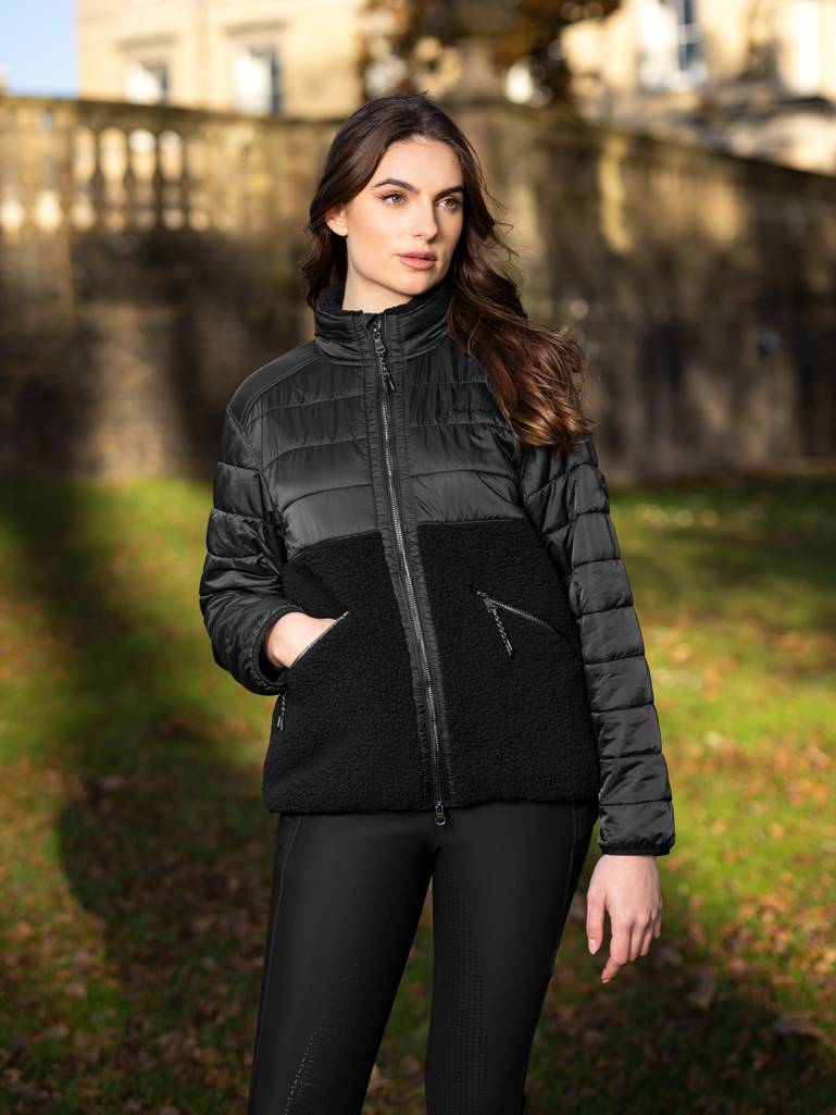 it05382_lifestyle_alissahybridfleece_black_3