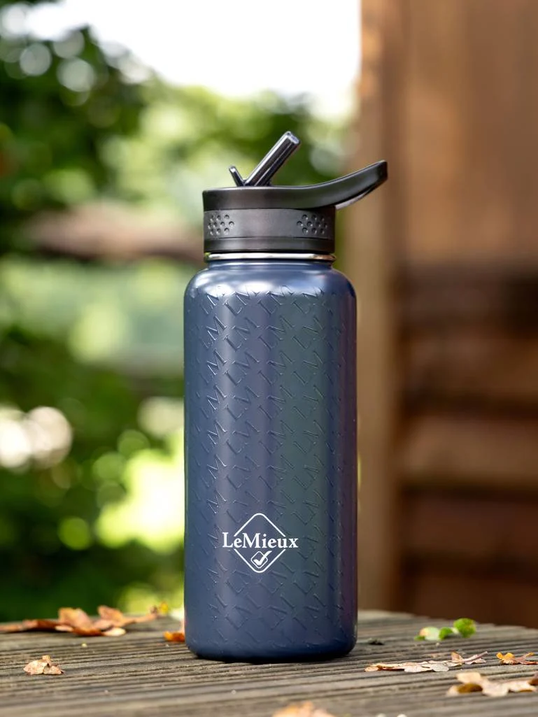 it05566_lifestyle_drinksbottle_navy_1